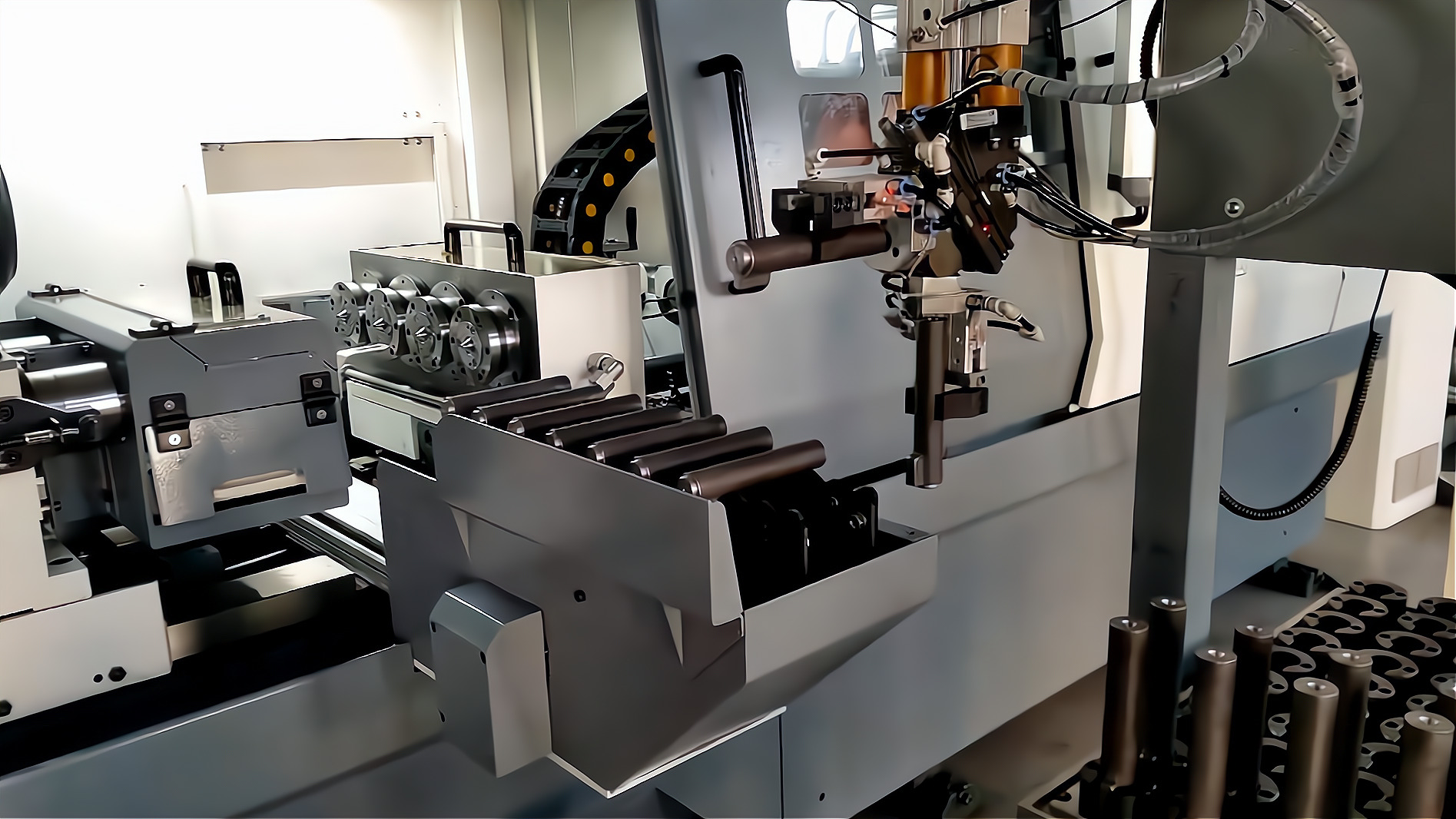 ZK2115×4B/500A 深孔鉆床配置桁架機(jī)械手，加工手槍槍管單機(jī)自動化